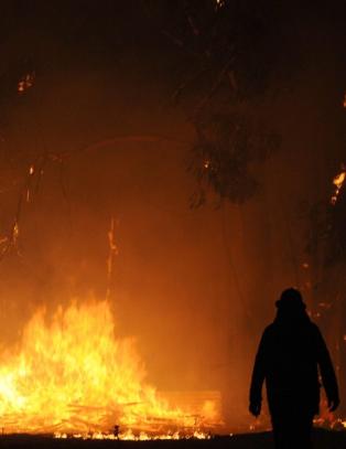 Kj�ligere v�r hjelper brannfolkene i Australia