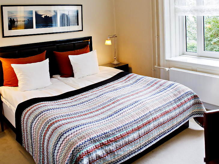 AVENUE HOTEL: Komfortabelt rom, seng med fantastisk madrass og innbydende tekstiler.