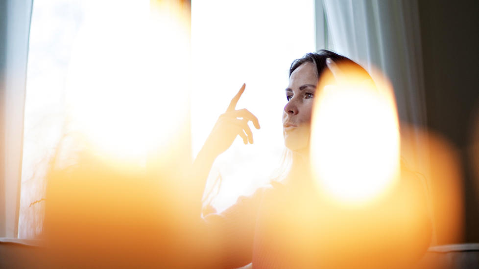 SELVHJELP: Det var f�rst den andre smellen som tvang tv-journalist og coach Live Stensholt (47) til � stoppe opp. Med boka �Livet - balanse og vekst� h�per hun � gi andre inspirasjon og redskaper. FOTO: Anita Arntzen