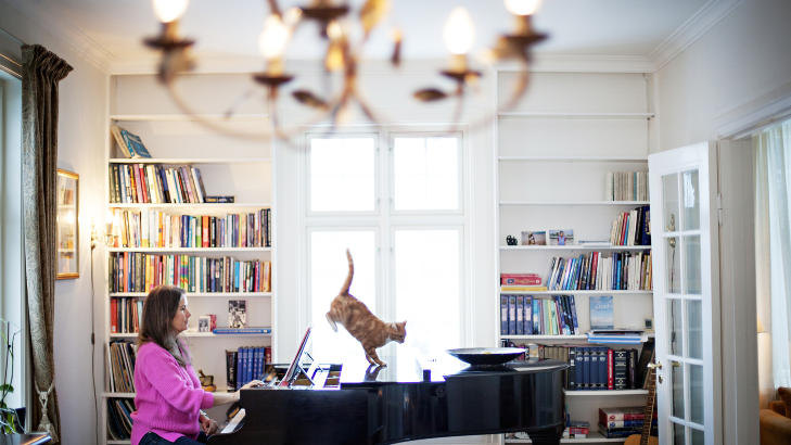 SANGFUGL:  Journalisten Live Stensholt har ogs� studert musikk og synger i vokalgruppa Let go!.  Pus liker ogs� sangen. FOTO: Anita Arntzen