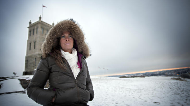 UTSIKTEN: Hun bor ved foten av Slottsfjellet og g�r nesten daglig opp for � bare sitte og se p� utsikten. FOTO: Anita Arntzen