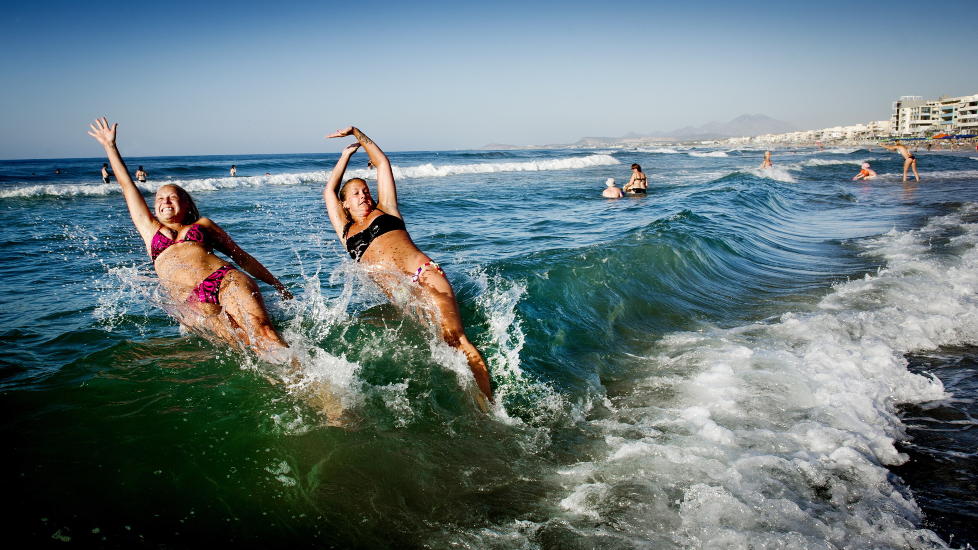 FERIEDR�M: Mange planlegger ferie til varmere str�k n� om vinteren. Her kaster Kristine Stetzer og Julie Henriksen fra T�nsberg seg ut i havet fra Rethymnon-stranda. Foto: JOHN T. PEDERSEN
