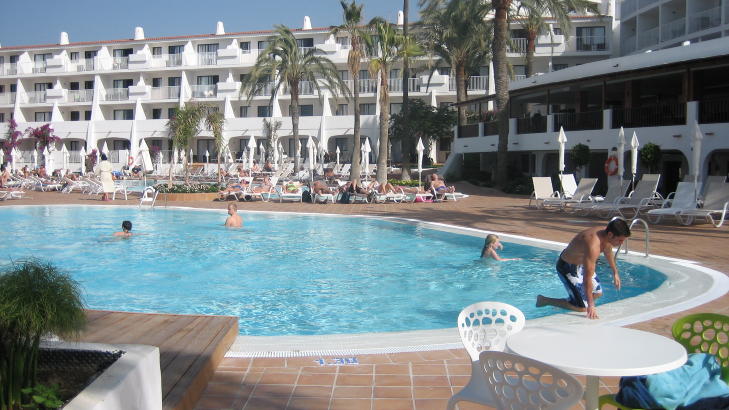 BRUK TID: Det kan v�re masse penger � spare p� � bruke litt tid p� � finne hotell. Husk � sammenlikne priser f�r du bestiller. Dette er Sunprime Atlantic View Resort & Spa p� Playa del Ingl�s. Foto: KIRSTEN BUZZI