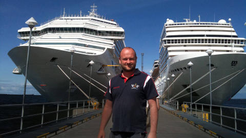 POSITIV: Markedssjef Kristoffer Sandnes i Cruisespesialisten.com tror prisene vil holde seg lave i flere �r. Men billettprisen p� flyreisen til cruiset �ker til dels kraftig. Foto: EIVIND PEDERSEN