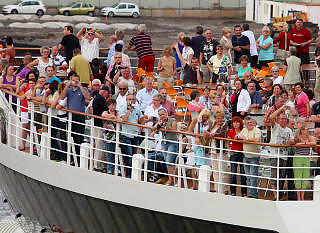 POPUL�RT: N�r cruiseskipene forlater anl�pshavnene, er det fast takst at man samles ved ripa og vinker til andre cruiseb�ter. Foto: EIVIND PEDERSEN