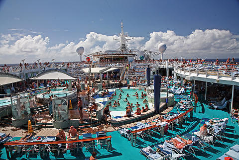 LYSTSEILAS: Det er dette livet som lokker stadig flere om bord i verdens 283 cruiseskip. Noen formiddagstimer i solskinn rundt badebassengene er god oppladning til kveldens middag. Foto: EIVIND PEDERSEN