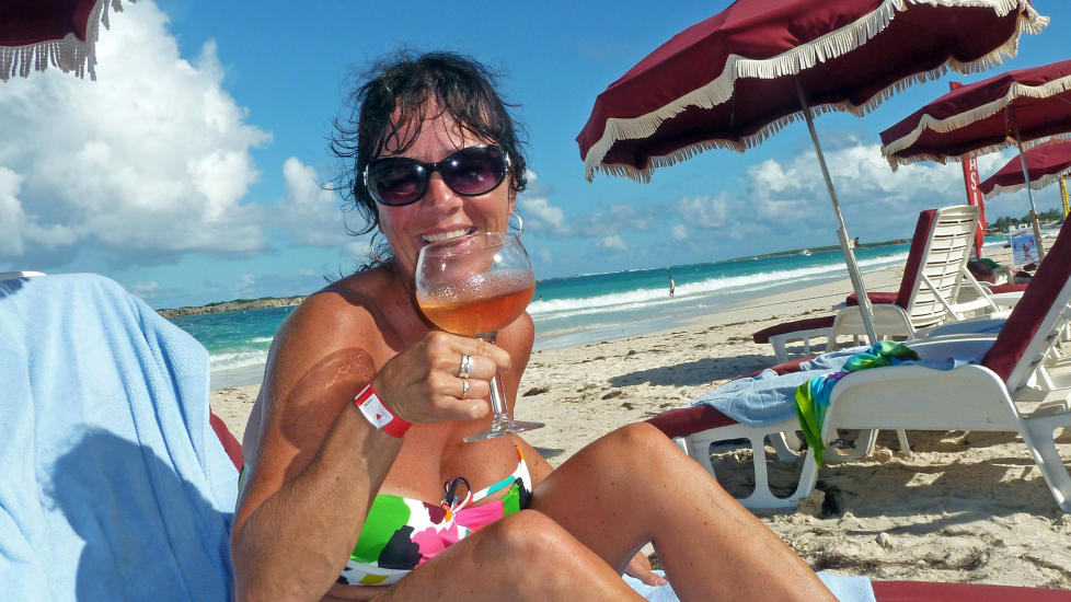 CRUISE I KARIBIA: For mange er dette selve cruisedr�mmen. � sitte med noe kaldt i glasset p� stranda i St. Martin er en fin ferie�velse. Foto: EIVIND PEDERSEN