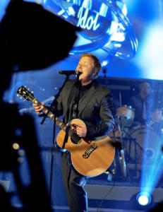 Kurt synger sangen som var n�kkelen til hans suksess