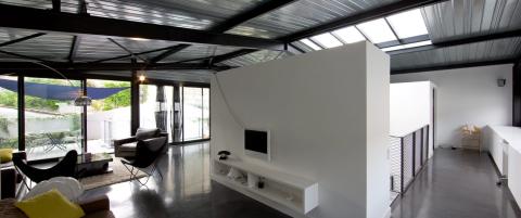 Bak denne slitte garasjed�ren skjuler det seg en designbolig