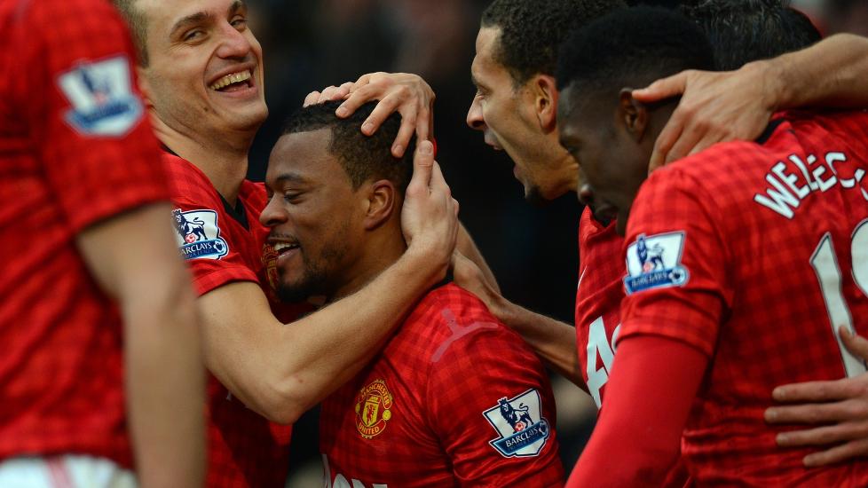 FORN�YDE DJEVLER: Med seier mot Liverpool i g�r, er Manchester United stadig sju poeng foran byrival City. Her feirer Nemanja Vidic og Patrice Evra etter lagets andre scoring. Foro:  AFP / ANDREW YATES