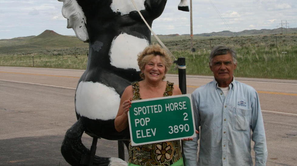  I WYOMING:  Vi vil ikke ha flere innbyggere enn to,  sier Coleen og Jerome Shante. De driver baren som serverer byens kaldeste �l. Foto: RAGNAR �SLAND