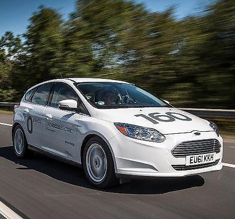 FORD FOCUS ELECTRIC: Elbilsuksessen Nissan Leaf f�r konkurranse fra flere hold, blant annet fra Ford. Focus, som var Norges nest mest solgte bil i fjor, lanseres i andre halv�r i en utgave som utelukkende drives framover av elmotor. Ford oppgir rekkevidden til 16 mil. Batteriene skal ikke stjele av bagasjeplassen.