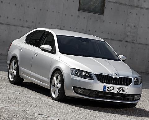 SKODA OCTAVIA: Den utg�ende Octavia-modellen er blitt kalt Norges mest fornuftige bil. Den nye utgaven som kommer p� ettervinteren (stasjonsvogn i mai), deler motorer og en hel del teknikk med siste utgave av VW Golf og Audi A3. Om noen f� detaljer er litt enklere i Octavia, har den til gjengjeld betydelig mer plass.