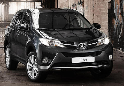 TOYOTA RAV4: Den utg�ende RAV4 har ikke holdt tritt med horden av ferske konkurrenter n�r det gjelder egenskaper. Toyota lover forbedringer, og en ny RAV4 vil garantert bli en storselger n�r den lanseres i mars - Toyotas kvalitetsry er et sterkt salgsargument. En hybridutgave er ventet seinere.