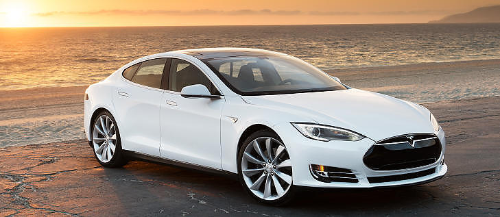 TESLA MODEL S: Den amerikanske elbilen har allerede vunnet flere �rets bil-priser rundt om i verden. Model S er nesten fem meter lang og har plass til sju seter (de to siste er trange). I sterkeste utgave skal den g� fra 0 til 100 km/t p� godt under fem sekunder. Med st�rste batteripakke har den oppgitt rekkevidde p� 480 km. Pris fra 446 600 kroner.