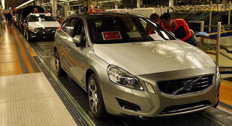 NYE VOLVOER: Samleb�ndet p� Torslanda i G�teborg for � produsere nye Volvoer. Blant nyhetene i �r er den nye V40 Cross Country. Dessuten blir de f�rste V60 Plug-in hybridene, som her ruller av samleb�ndet, levert. Foto: TORMOD BRENNA