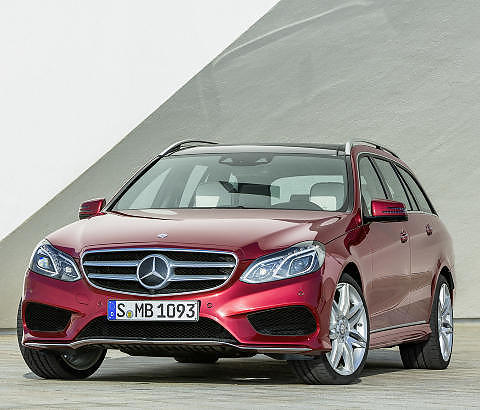 MERCEDES E-KLASSE. Store, staute E-klasse kommer i oppgradert utgave p� ettervinteren. Det tyske bilmagasinet Auto Motor und Sport, som f�lger Mercedes sv�rt tett, kaller det �den st�rste faceliften i Mercedes' historie�. Blant annet er fronten kraftig endret, og en ny serie gjerrige bensinmotorer er p� plass.