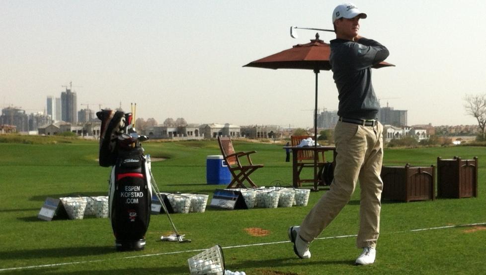 KLAR FOR STORTURNERING: Espen Kofstad spiller mot stjerner som Tiger Woods og Rory McIlroy fra torsdag. Her trener han f�r turneringen i De Forente Arabiske Emirater. Foto: Privat