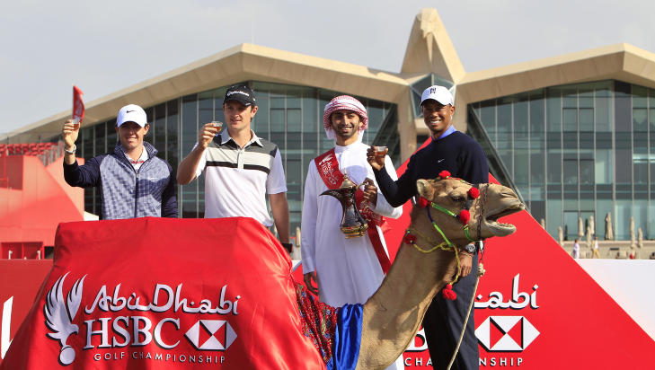I GODT SELSKAP: Rory McIlroy (t.v.), Tiger Woods (t.h.) poserer med Justin Rose og en representant for turneringen foran golfklubbens ber�mte klubbhus. Foto: Ahmed Jadallah / Reuters / NTB Scanpix
