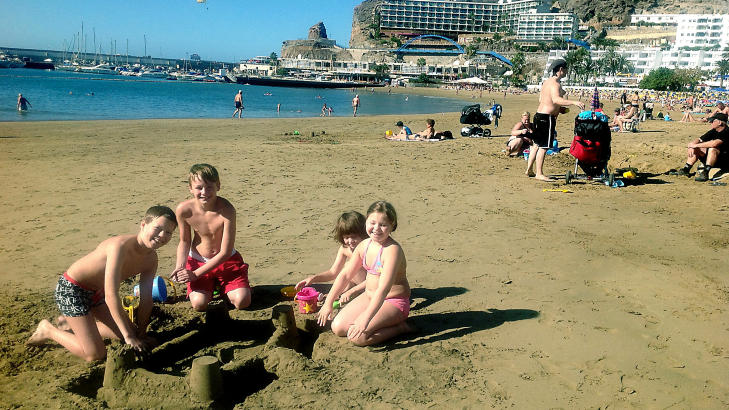 GRAN CANARIA: De koser seg under skyfri himmel p� den solsikre Puerto Rico-stranda, fra venstre Vebj�rn Einarsen, Jann Hermod R�stad, Hallbj�rn R�stad og Ini Einarsen. Foto: GRY WOXHOLT