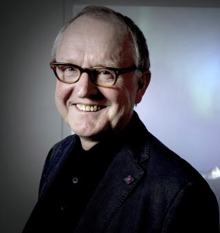 H�YTFLYGENDE: Gudmund Stokke har internasjonal suksess som flyplassarkitekt. Foto: BJ�RN LANGSEM