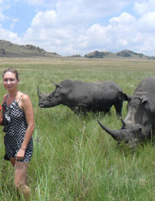 Like etter dette at dette bildet blir tatt blir hun spiddet av neshornet