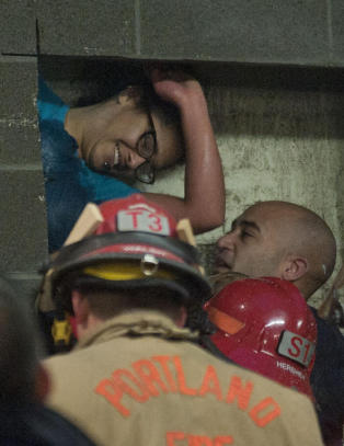 Falt mellom to bygninger - reddet ut med s�pevann og sm�remiddel