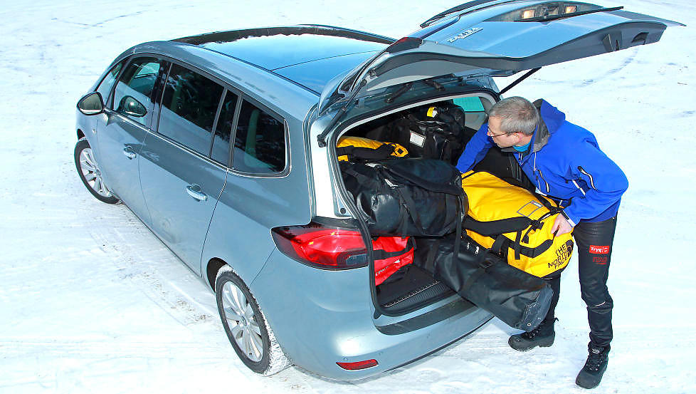 FLEKSIBEL: En s�kalt flerbruksbil kan v�re verdt � vurdere for dem som trenger god plass i bilen. Opel Zafira Tourer er en mellomstor flerbruksbil med praktiske setel�sninger. Foto: PETTER HANDELAND