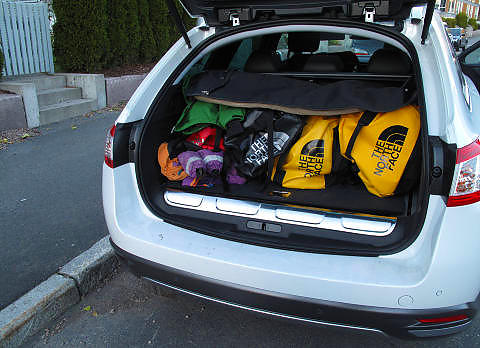 PEUGEOT 508 RXH: Hybridbatteriet stjeler litt plass. Foto: PETTER HANDELAND