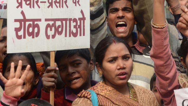 Mange med: Kravet om fortgang i rettssaken mot voldtektsmenne har st�tte hos begge kj�nn og i alle aldersgrupper. Foto: AFP/Scanpix