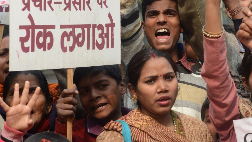 Protestene hjalp: 16.januar var det en m�ned siden en 23-rig student ble voldtatt og drept, og demonstranter krevde at rettssaken m�tte begynne raskt. N� ser det ut til at kravet blir oppfylt. AFP / Scanpix