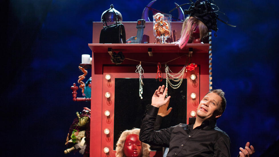 VED SPEILET: Bjarte Hjelmeland vender speilet mot publikum. Han kler seg ut, men typetegningen g�r dypere enn kostymer. Foto: �yvind Ganesh