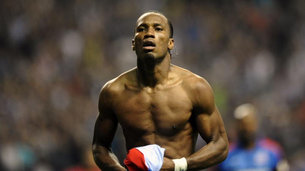 Med h�p, uten skjorte. Didier Drogba er ingen ung mann lenger, men feirer fortsatt med � kle av seg. Er �rets Afrikamesterskap siste sjanse for kraftspissen? Foto: AFP PHOTO.