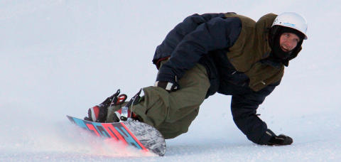 VIERLI: Bj�rn Johan Jenssen, 24 �r fra B� under Carvingtrening i parken. Foto: HELGE JENSSEN