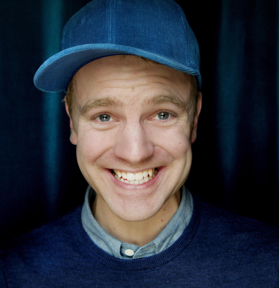 Framtida: Erik Solbakken er mannen som skal lede an NRKs neste generasjon av programledere. I kveld står han på scenen med Jenny Skavlan når startskuddet ... - 978x