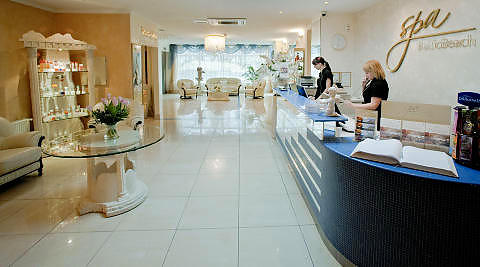  BALTIC BEACH:  Om sommeren ferierer nyrike russere her, om vinteren kommer norske menn og kvinner for spabehandling. Foto: JOHN TERJE PEDERSEN