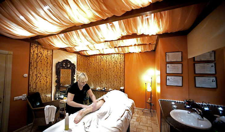  LATVIA:  Saltskrubbing med duft av ingef�r er en av 400 forskjellige spabehandlinger p� Baltic Beach Hotel. Foto: JOHN TERJE PEDERSEN
