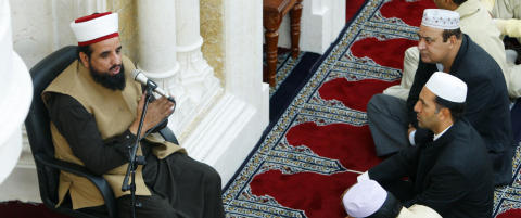 Lederen ved landets st�rste mosk� mener media er en sionistisk konspirasjon