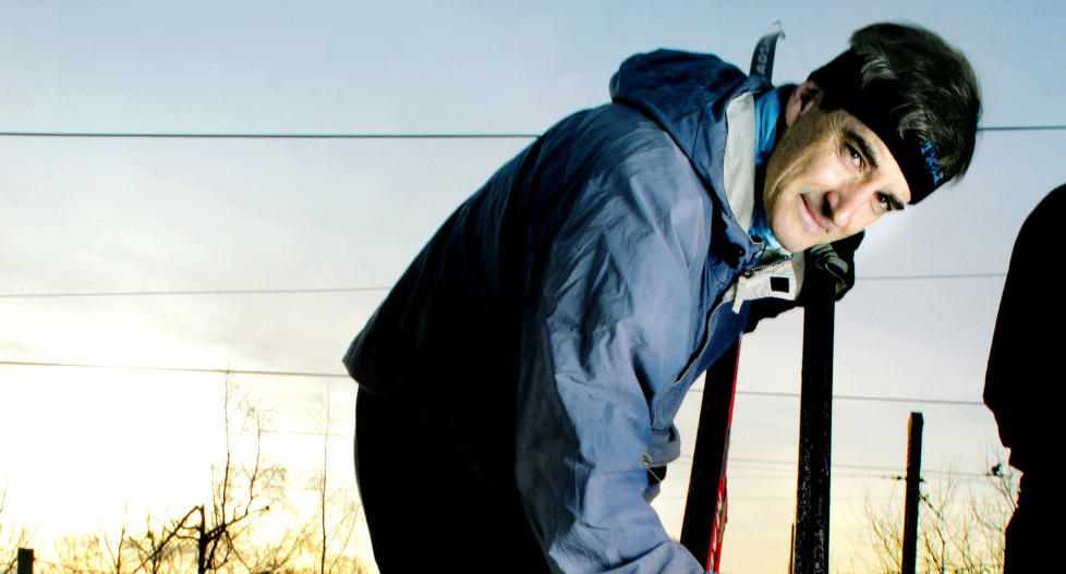 UT P� TUR, ALDRI SUR: Regjeringens friskuser vil ha oss opp av sofaen og ut p� tur. Her flasher Jonas Gahr St�re sin nikkersadelige tilh�righet for Magasinet. Foto: Nina Ruud / Dagbladet.