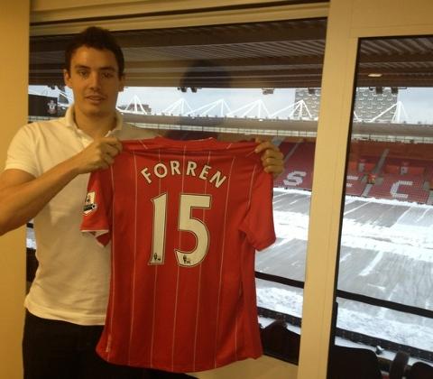 HAR F�TT DRAKT: Vegard Forren viser fram sin nye Southampton-drakt p� St. Mary's. Foto: JIM SOLBAKKEN