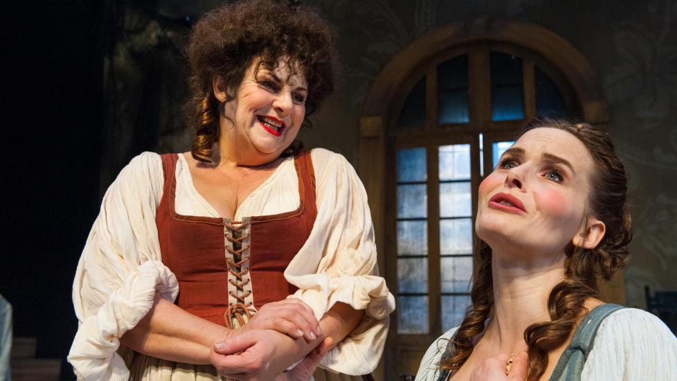KONSPIRERER: Den driftige tjenestepiken Pernille (Brit Elisabeth Haagensli) og den forelskede rikmannsdatteren Leonora (Kj�rsti Odden Skjeldal) i Agder Teaters oppsetning av Ludvig Holbergs �Den Stundesl�se�.