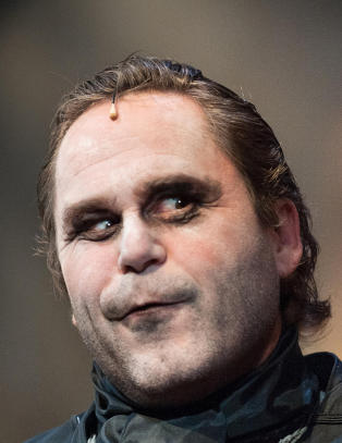 �Spilles som det lystspill det er�