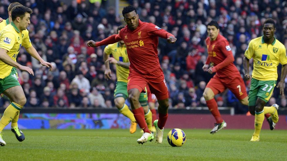SUPERDUO: Samarbeidet mellom Liverpools Daniel Sturridge og Luis Suarez (i bakgrunnen) fungerte tidvis glimrende mot Norwich og Alex Tettey (t.h.). Foto:  PAUL ELLIS, AFP / NTB SCANPIX