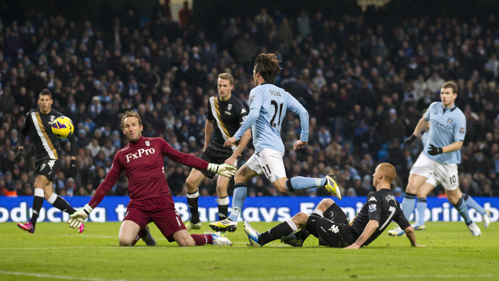 LEKEN: David Silva var i str�lende spillehum�r mot Fulham og scoret like mange m�l som han har gjort i l�pet av de 39 foreg�ende ligakampene. Her chipper han inn sitt og Citys andre m�l for dagen. Foto:  (AP Photo/Jon Super)