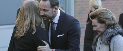 Dronning Sonja og kronprins Haakon møter de pårørende nå