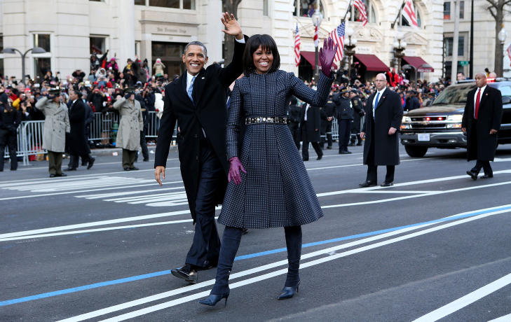 RIMELIG MOTE: Til sin Thom Browne-kjole og -kåpe, hadde Michelle Obama på seg rimelig tilbehør fra varehuset J.Crew. Foto: NTB Scanpix