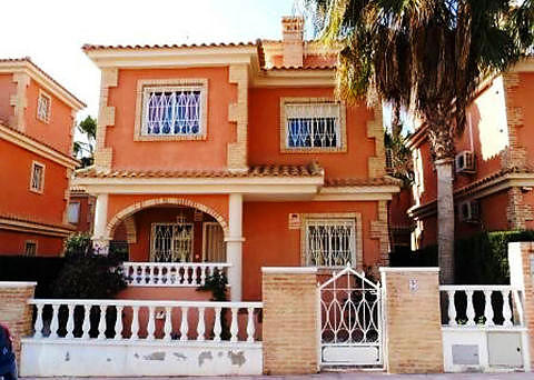 HUS: Playa Flamenca, ved Torrevieja. Pris: 1 340 955 kroner. Areal: 95 m2 pluss felles sv�mmebasseng.  Foto: NORSK MEGLING