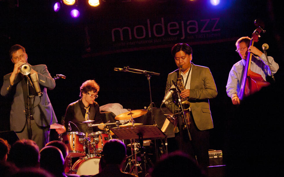 SP�K & SPENNING: Mostly Other People Do the Killing &mdash; her under Moldejazz 2011 &mdash; forener masse humor med str�lende musikalske ferdigheter og er et band vel verdt � f�lge med. F.v. Peter Evans, Kevin Shea, Jon Irabagon og leder Moppa Elliott. FOTO: TERJE MOSNES