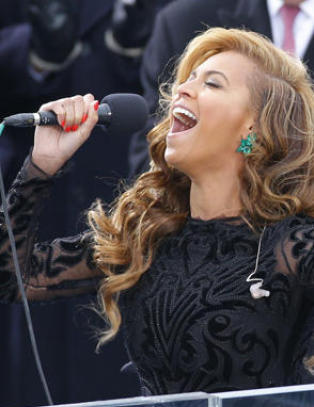 Her later Beyonce som hun synger nasjonalsangen
