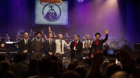 - TAKK FOR OSS: Kaizers Orchestra: Fra v. Helge Risa, Øyvind Storesund, Geir Zahl, Rune Solheim, Kork-dirigent Erlend Skomsvoll, Terje Winterstø Røthing, Terje Winterstø Røthing og Jan Ove Ottesen takker et voldsom entusiastisk publikum.
Foto: Anders Grønneberg - TAKK FOR OSS: Kaizers Orchestra: Fra v. Helge Risa, Øyvind Storesund, Geir Zahl, Rune Solheim, Kork-dirigent Erlend Skomsvoll, Terje Winterstø Røthing, Terje Winterstø Røthing og Jan Ove Ottesen takker et voldsom entusiastisk publikum.
Foto: Anders Grønneberg